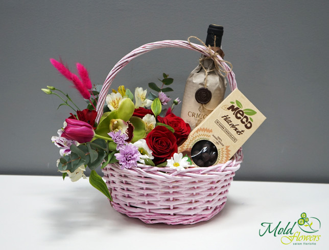 Coș cu flori, vin și bomboane de ciocolată foto